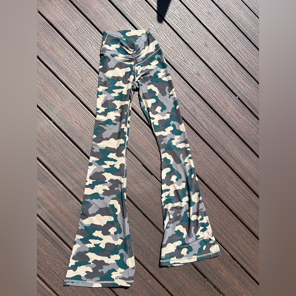 Aerie Offline Size medium cross waist camouflage flair leggings